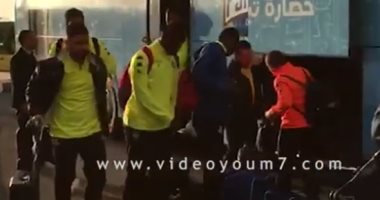 فيديو.. الأهلى وبيراميدز يصلان ملعب الدفاع الجوى وظهور عبدالله السعيد