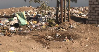 شكوى من تراكم القمامة على جانبى ترعة قرية السمطا بمحافظة سوهاج