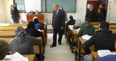 رئيس جامعة المنيا يتفقد لجان الامتحانات بكليات "النوعية" و "الفنية" و"الطفولة"