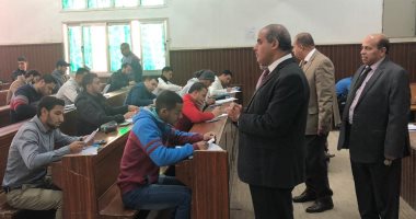 صور.. رئيس جامعة الأزهر يتابع الامتحانات الإلكترونية والورقية