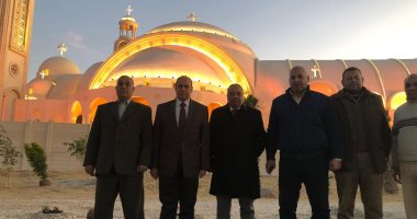 صور.. "الكهرباء" تنتهى من إنارة مسجد وكنسية العاصمة الإدارية