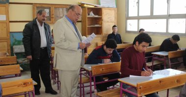 صور.. وكيل تعليم الغربية يتفقد سير امتحانات النقل داخل مدارس طنطا