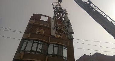 بسبب شدة الرياح.. سقوط شبكة محمول أعلى منزل بمدينة قليوب