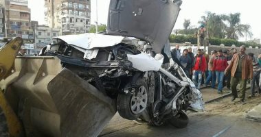 مجلس مدينة أشمون يرفع سيارة بعد تصادمها مع قطار ويعيد فتح الطريق