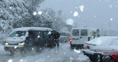 صور.. العاصفة الثلجية "نورما" تتسبب فى قطع الطرق والكهرباء بلبنان