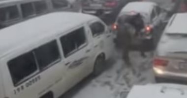 شاهد..قطع الطريق الدولى بين سوريا ولبنان بسبب الثلوج