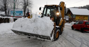 صور.. شلل مرورى بسبب استمرار تساقط الثلوج فى بولندا