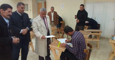 صور.. نائب رئيس جامعة الأزهر يتفقد امتحانات نصف العام بالفترة المسائية بأسيوط 