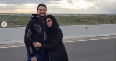 رومانسية على الطريق.. شاهد أحمد الفيشاوى وزوجته فى أحدث فوتو سيشن