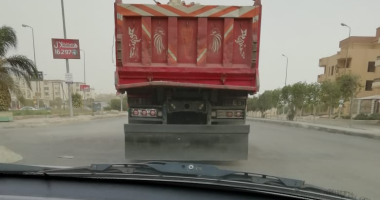 امسك مخالفة.. قارئ يرصد سيارة نقل بدون لوحات معدنية بالقاهرة الجديدة