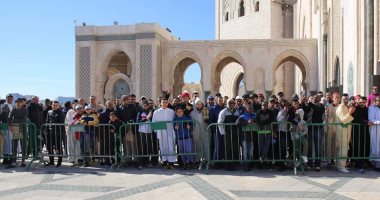 صورة.. جماهير المغرب تتجمع لتحية الزمالك بعد صلاة الجمعة وتأخير المران ساعة