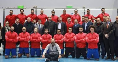 منتخب مصر لكرة اليد يرتدى القميص الأحمر والشورت الأسود أمام الدنمارك