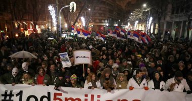 آلاف المواطنين بصربيا ينظمون مسيرة احتجاجية ضد سياسات الرئيس وحكومته