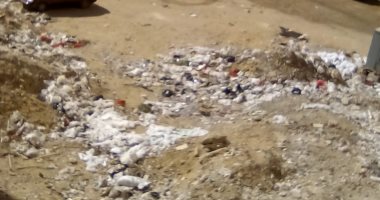 قارئة ترصد مخلفات سوق عشوائية للطيور بحدائق الأهرام