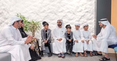 حاكم دبى يلتقى أسرة اختارت لأولادها التعليم عن بعد لأول مرة بالدولة.. صور