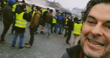 راغب علامة يشارك متظاهرى السترات الصفراء احتجاجاتهم فى باريس.. فيديو