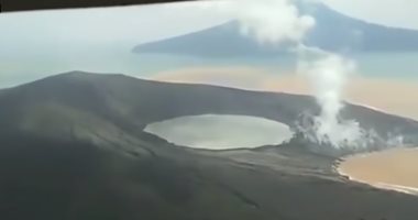 لقطات جوية جديدة تظهر تغيرا هائلا فى شكل بركان "أناك كراكاتو" بعد ثورانه