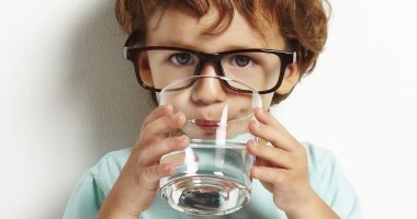 5 أضرار لشربك المياه أو المشروبات الغازية أثناء تناول الوجبات