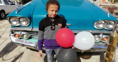 صور.. مواطنون يلتقطون صورا تذكارية مع سيارة "عبد الناصر" بذكرى افتتاح السد العالى