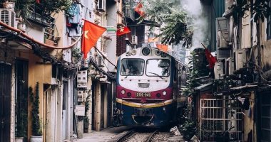 امسك أعصابك.. قطار "هانوى" يمر مرتين يوميا وسط بيوت العاصمة الفيتنامية