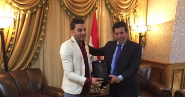 فيديو.. منقذ طفلة الإسماعيلية: تكريم وزير الرياضة وسام على صدرى