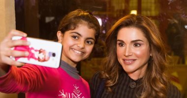 فيديو.. الملكة رانيا تلتقط صورا مع الصغار خلال جولتها بمتحف الأطفال
