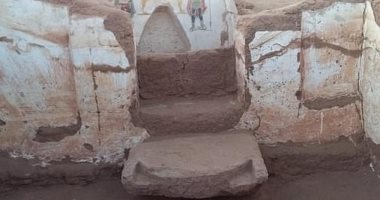 صور.. "ديلى ميل" تسلط الضوء على اكتشاف مقبرتين فى صحراء مصر