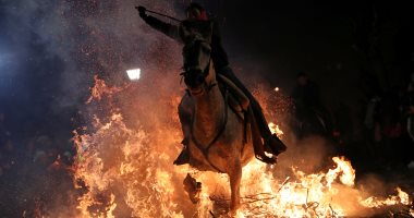 انطلاق مهرجان قفز الجياد وسط النيران بإسبانيا