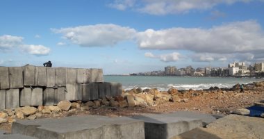 صور .. 4 آلاف صخرة لحماية شواطئ الاسكندرية بتكلفة 103 مليون جنيه
