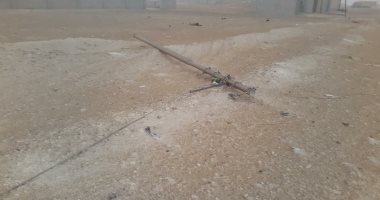 صور.. سقوط 5 أعمدة كهرباء بسبب الرياح فى شمال سيناء