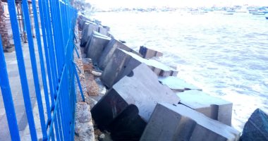 هيئة حماية الشواطئ تدفع بـ 300 طن كتل خرسانية لحماية كورنيش الإسكندرية