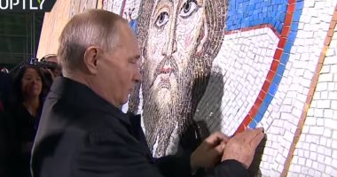 شاهد.. بوتين يُكمل لوحة فسيفساء للسيد المسيح في بلجراد