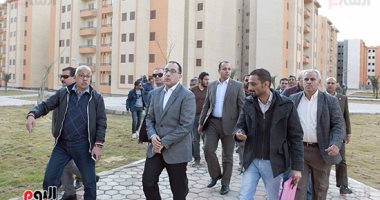 صور.. رئيس الوزراء يتفقد عددا من المشروعات بمدينة العبور الجديدة