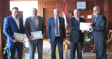 وزير الرى يكرم فريق عمل حماية شاطىء كورنيش الإسكندرية