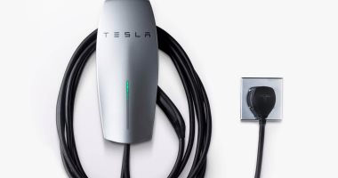 Tesla تكشف عن أول شاحن سيارات يمكنه الاتصال بقابس كهربائى عادى