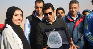 وزير الرياضة يقود ماراثون الدراجات للشباب العربى تحت سفح الأهرامات.. صور