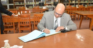 نائب رئيس جامعة أسيوط يتفقد المكتبة المركزية لمتابعة الوحدات والخدمات البحثية