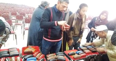 صور.. محافظ سوهاج : توزيع 800 نظارة طبية لاهالى 3 قرى بالمجان