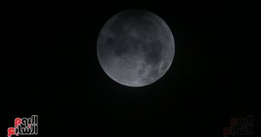 صور.. بدء أول خسوف بـ2019 والقمر يدخل مرحلة شبة الظل.. والسحب تؤثر على رصده