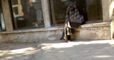 "إحنا معاك".. عجوز ينام على الأرض فى البرد بشارع البطل أحمد عبد العزيز