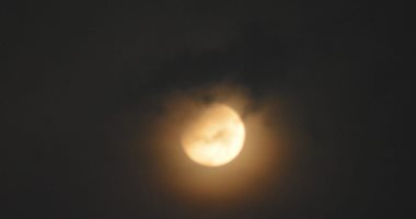 قارئ من بنى سويف يشارك بصور القمر قبل خسوفه