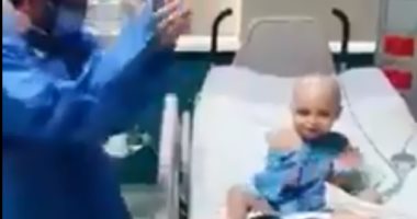 "الدكتور الفرفوش رزق".. طبيب يشارك طفل مريض بالسرطان الرقص
