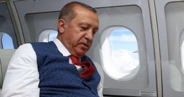 داعية تركى موالى لأردوغان يحرم ارتداء الفتيات للبنطلون.. ومستشاره يبيح الدعارة