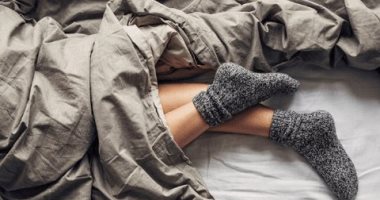 هل ارتداء الجوارب يساعدك على النوم بشكل أفضل وما آثاره الجانبية