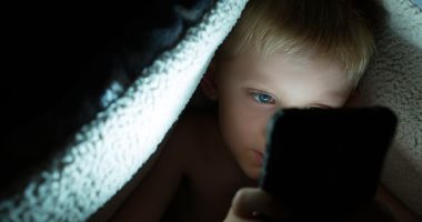 استخدام الموبايل يعرض الأطفال لعدم الحصول على القسط الكافى من النوم
