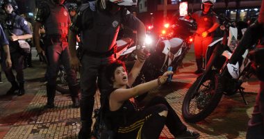 صور.. سحل وضرب خلال تفريق احتجاجات ضد ارتفاع أسعار المواصلات بالبرازيل