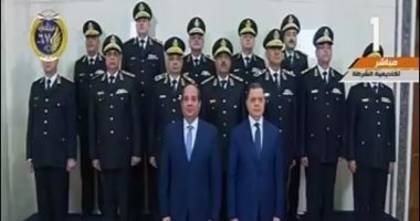 فيديو.. السيسى يلتقط صورة مع أعضاء المجلس الأعلى للشرطة بحضور وزير الداخلية