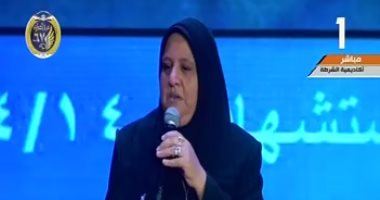 فيديو..والدة شهيد أمام السيسى: "ابنى دفع حياته علشان خاطر مصر وترابها"