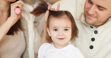 دلعى أميرتك بتسريحات مختلفة..7 أنواع مناسبة لتصفيف شعر طفلة رضيعة.. صور