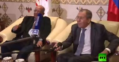 فيديو طريف لوزير الخارجية الروسى خلال مؤتمر صحفى مع نظيره الجزائرى